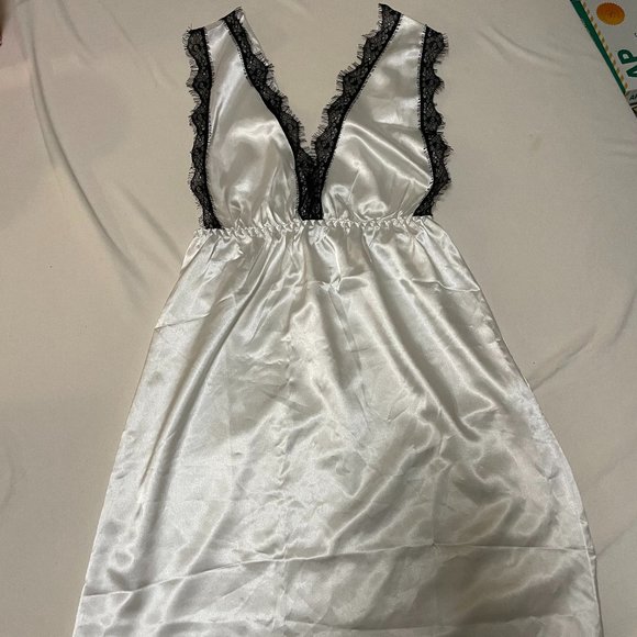 White silk nightgown Small - Picture 1 of 4